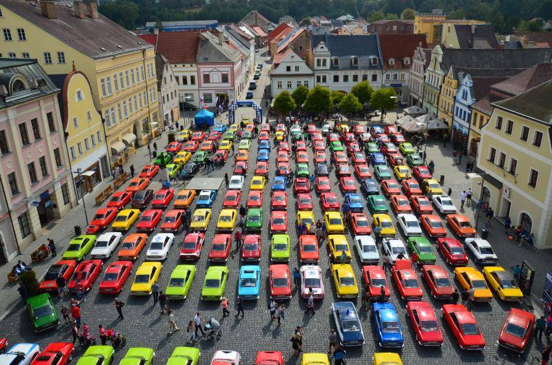 Frýdlantské náměstí zaplnilo v sobotu 150 vozů Škoda 110 R Coupé
