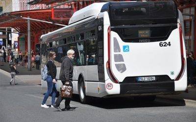 Od čtvrtka budou povinné roušky ve vnitřních prostorách budov v celé ČR 6 Kromě vlaků a autobusů zlevní v kraji i MHD. Ušetří děti, studenti i senioři