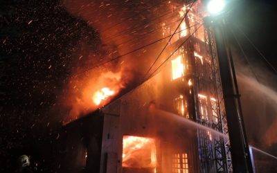 Od čtvrtka budou povinné roušky ve vnitřních prostorách budov v celé ČR 7 FOTO: Ve Višňové v noci shořela bývalá hasičárna. Uvnitř vybuchla acetylenová láhev