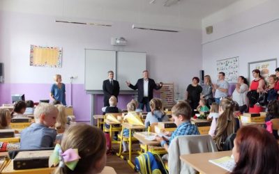 Od čtvrtka budou povinné roušky ve vnitřních prostorách budov v celé ČR 8 Prvňáčky přivítal ve škole nový ředitel i starosta města