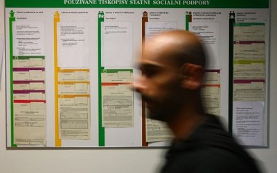 Od čtvrtka budou povinné roušky ve vnitřních prostorách budov v celé ČR 7 Práce je víc než dříve. Přesto ji někteří shánějí dlouho a marně