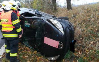 Složky Integrovaného záchranného systému vyjížděly k autu, které skončilo na boku