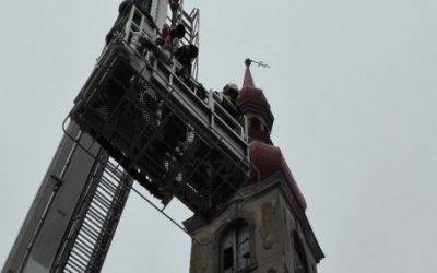 Kostel v Jindřichovicích je po loňské vichřici stále bez kříže