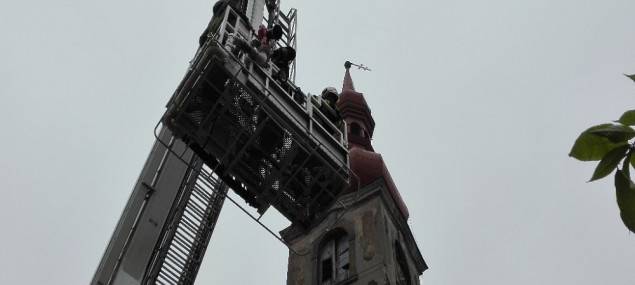 Kostel v Jindřichovicích je po loňské vichřici stále bez kříže