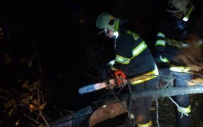 FOTO: Popadané stromy zastavily vlaky, tři tisíce domácností jsou bez proudu