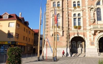 Před frýdlantskou radnicí stojí obří špejle, symbolizují pilíře demokracie