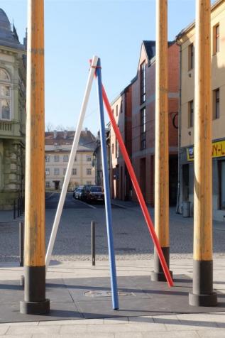 Před frýdlantskou radnicí stojí obří špejle, symbolizují pilíře demokracie 1 tri spejle 3