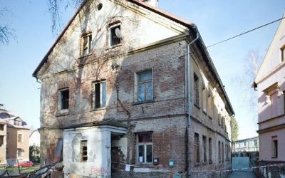 Propadlé stropy, neteče voda. Majitel chátrajících domů jen vybírá nájem