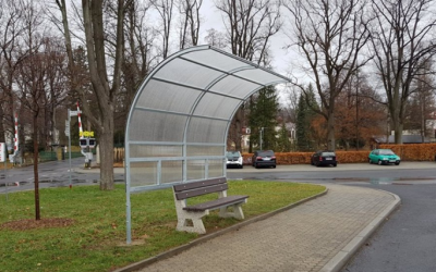 Nová stříška pobavila cestující z Hejnic. Stan by byl lepší, smějí se