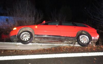 Bez řidičáku, technické kontroly zato s alkoholem v krvi skončil ve svodidlech