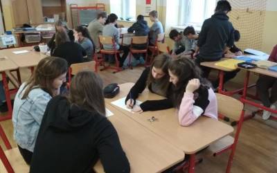 U Zeleného stromu / Restaurace 21 Osmáci si zkusili život plný povinností i nástrah, ve speciální hře