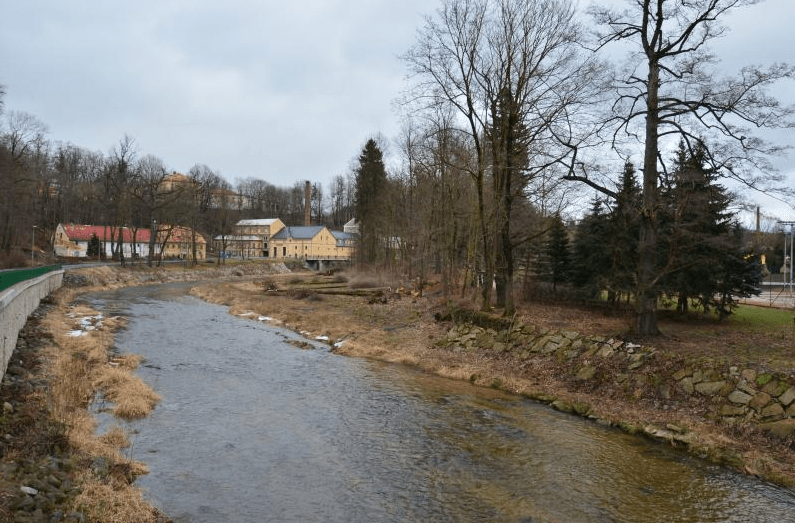 Kácení u tenisových kurtů