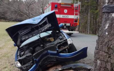 TJ Jiskra Višňová 21 FOTO: Auto u Frýdlantu narazilo do stromu. Zraněný řidič skončil v nemocnici