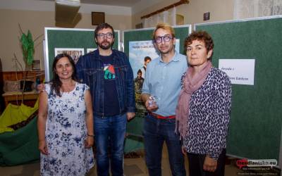 Potraviny Měděnka Hejnice 43 Kostýmní výtvarník Marek Cpin a herec Jakub Žáček besedují s občany Horní Řasnice o natáčení pohádky Hodinářův učeň