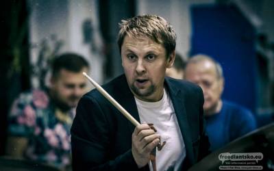 Restaurace, pohostinství, jídelny, kavárny, čajovny a bistra 23 Otto Hejnic Trio v heřmanické sklárně Spiderglass / Fotoreportáž