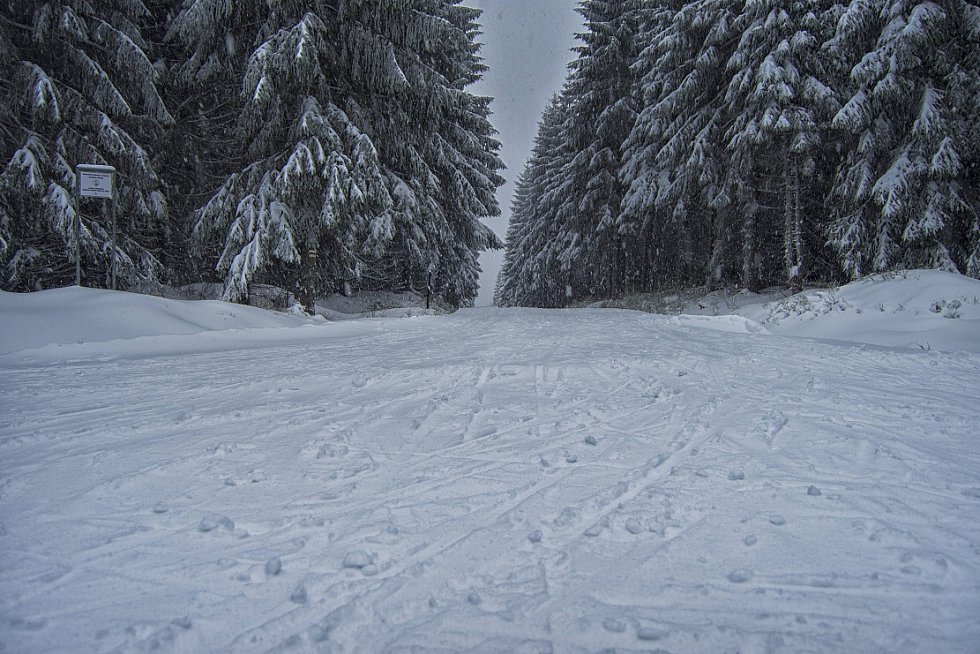 Skútr vyrazil upravit trasy Jizerské magistrály