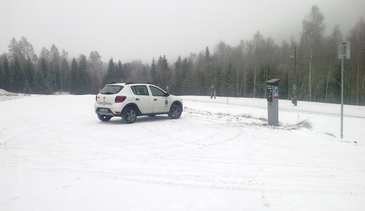 U Souše vznikla nová parkovací plocha. Vejde se na ni sto aut