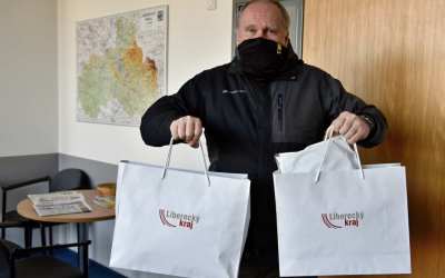 Plus 8 Policisté a hasiči převzali první nanofiltry, které začal vyrábět Liberecký kraj ve spolupráci s firmami Elmarco a Drylock