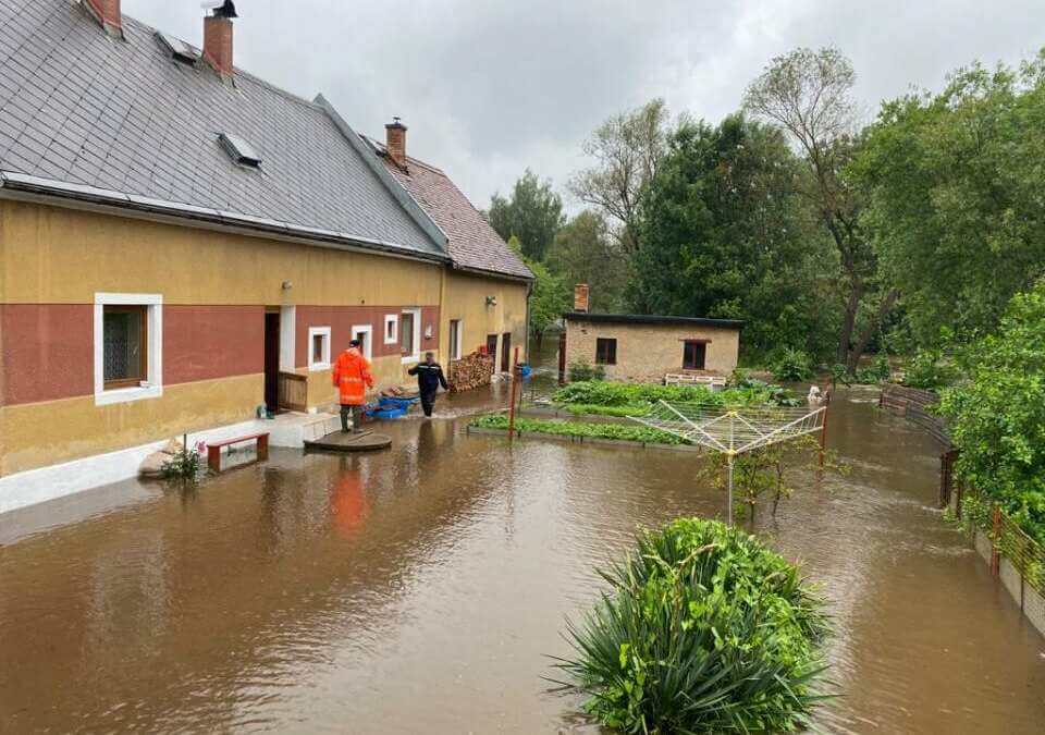 Kvůli povodni nepoteče v některých obcích na Frýdlantsku pitná voda. Lidé mají přistavené cisterny