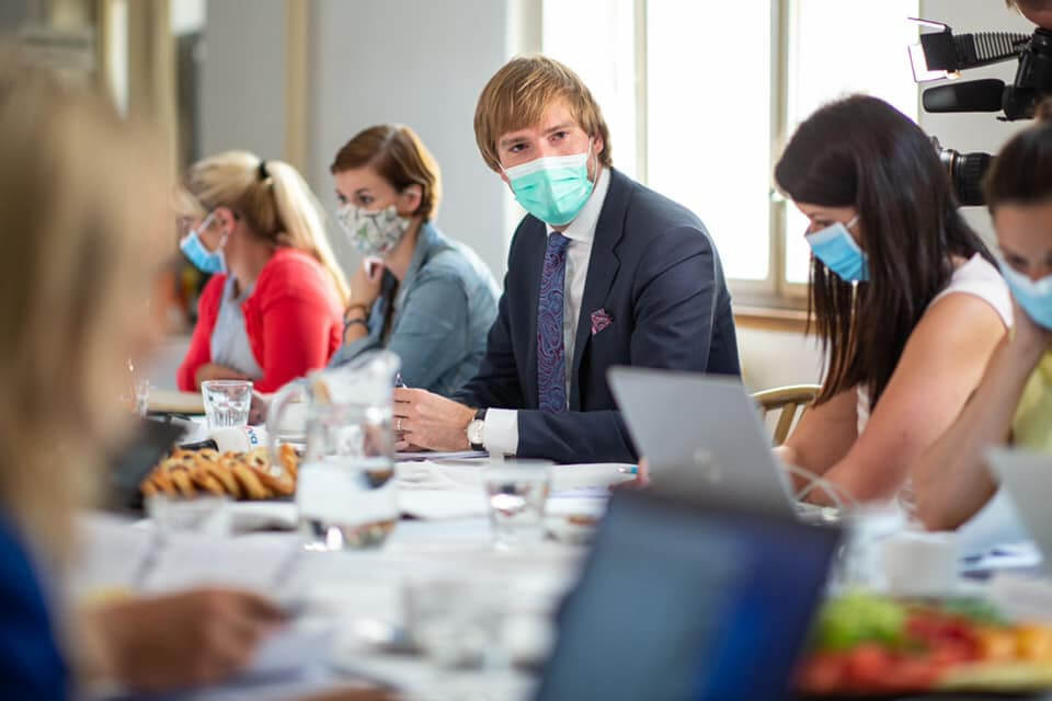 Roušky i při výuce a zákaz návštěv stravovacích zařízení v noci. Ministerstvo zavádí nová opatření