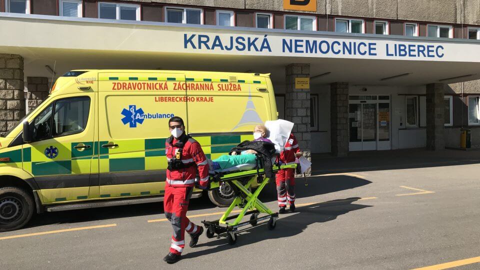 Nemocnice v Libereckém kraji omezují provoz a ruší neakutní zákroky. Které to jsou?