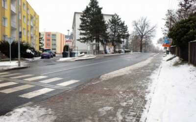 TJ Jiskra Višňová 22 Podél Fügnerovy ulice chodí lidé po nových chodnících