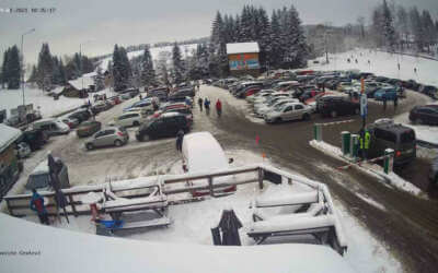 TJ Jiskra Višňová 24 Jizerky jsou ucpané auty. Policie uzavřela všechny silnice do Bedřichova i na Smědavu