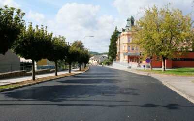 Vernisáž výstavy akademického sochaře Petra Váni v Klášteře Hejnice / Fotoreportáž 12 Ulice Čapkova, Horská a Husova mají nový asfaltový povrch