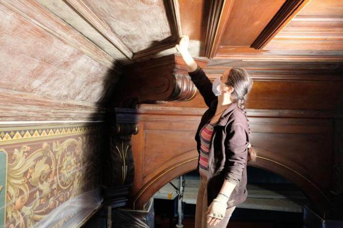 Historický kazetový strop obřadní síně frýdlantské radnice prochází obnovou