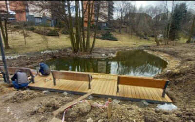 Jakub Kohák rozesmál kunratický kulturák / Fotoreportáž 10 Zahrady ve třech domovech pro seniory ozdobí nová zeleň či tůně