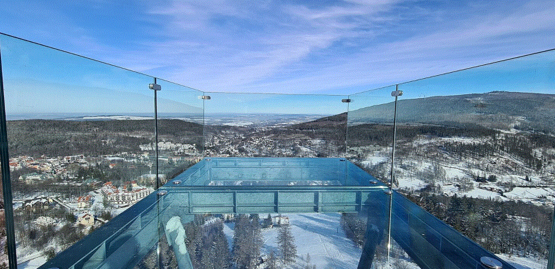 V Polsku vystoupáte až do oblak, stezka u hranic nabízí i skleněnou lávku