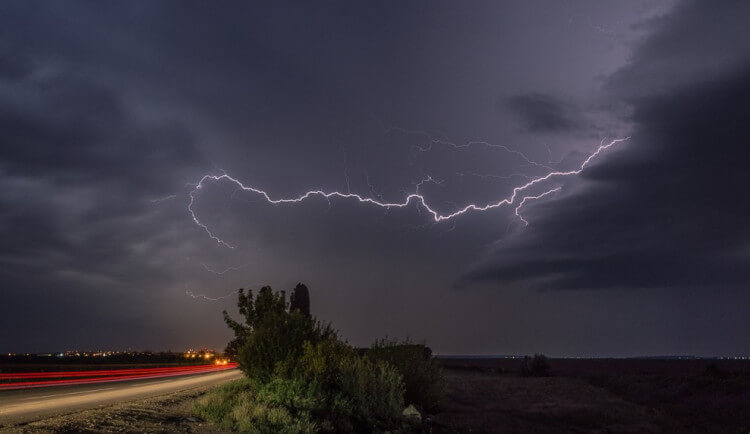 Teplé počasí utnou silné bouřky. Meteorologové varují před rozvodněním řek