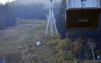 Plus 2 Na Ještědu se zřítila kabina lanovky, zemřel strojvedoucí, další vyprošťují