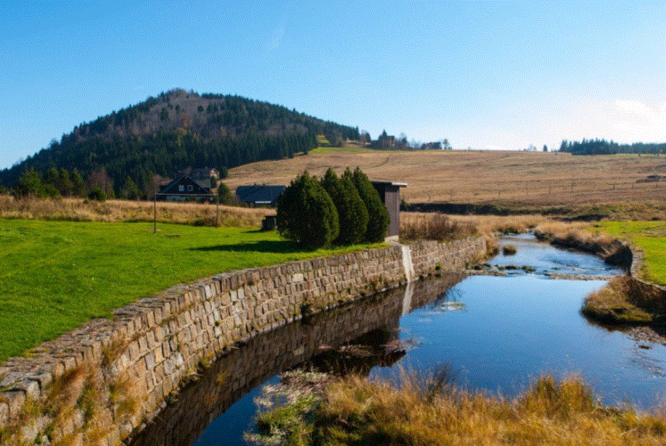 Bukovec je rájem květin a odmění turisty výhledem