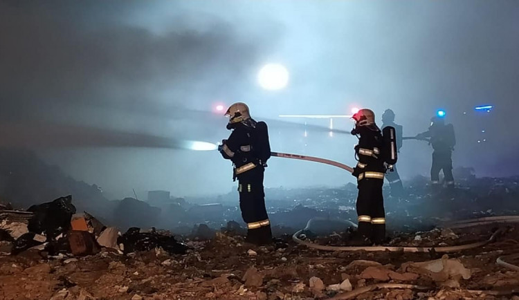 V noci hořela skládka ve Frýdlantu. Na místě zasahovali hasiči
