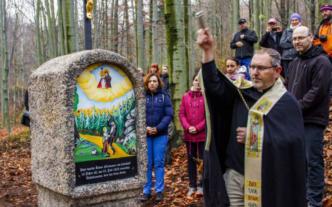 Slavnostní požehnání opravenému pomníčku U Zabitého mládence v Jizerskohorských bučinách / Fotoreportáž