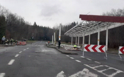 Dělníci bourají bývalou celnici na hraničním přechodu do polské Bogatynie