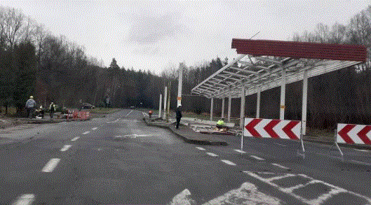 Dělníci bourají bývalou celnici na hraničním přechodu do polské Bogatynie