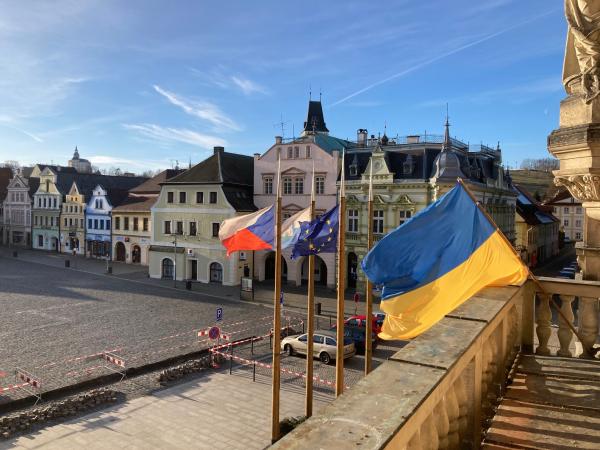 Frýdlant vyvěsil vlajku Ukrajiny, bude jednat o konkrétní pomoci