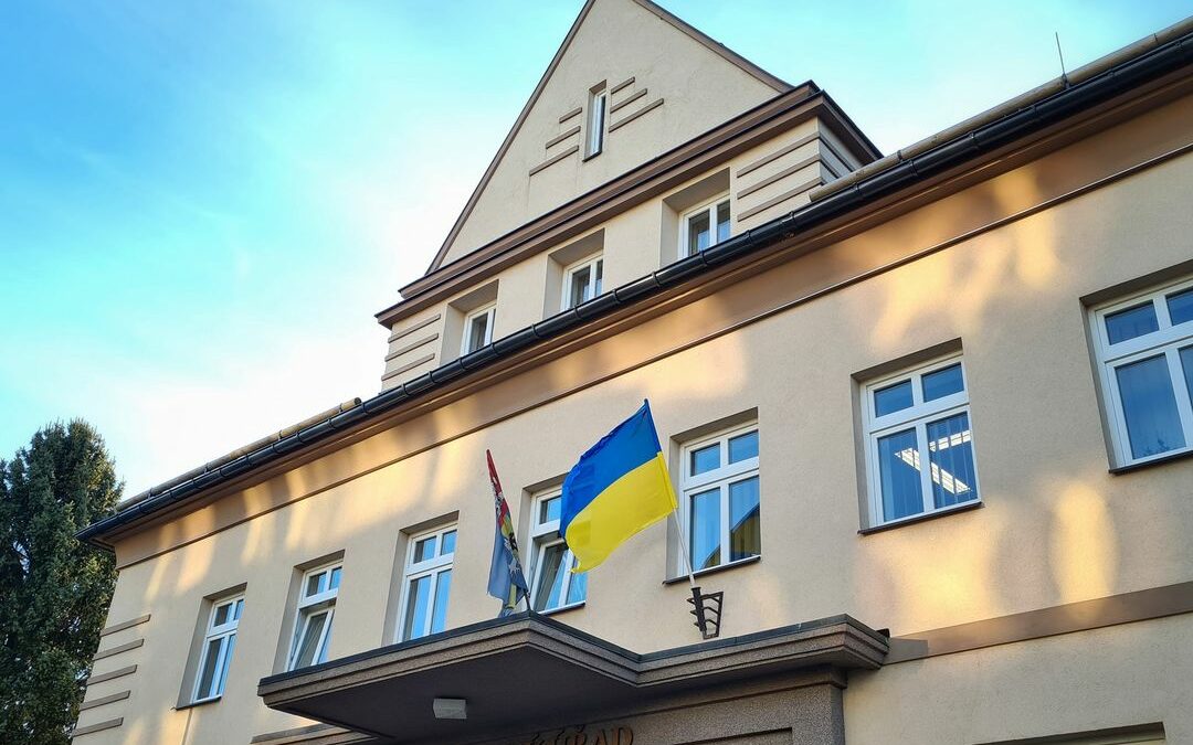 Město Hejnice podpořilo Ukrajinu vyvěšením její státní vlajky