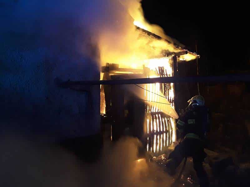 V Raspenavě hořel dům. Tři lidé se nadýchali kouře, požár omezil dopravu
