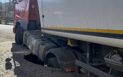 Vše přehledně na jednom místě. Kraj spustil web k očkování 12 Pod nápravou kamionu se propadl propustek, kráter má několik metrů