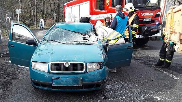 Dva lidé se zranili při kolizi osobního a nákladního vozu v Lázních Libverda