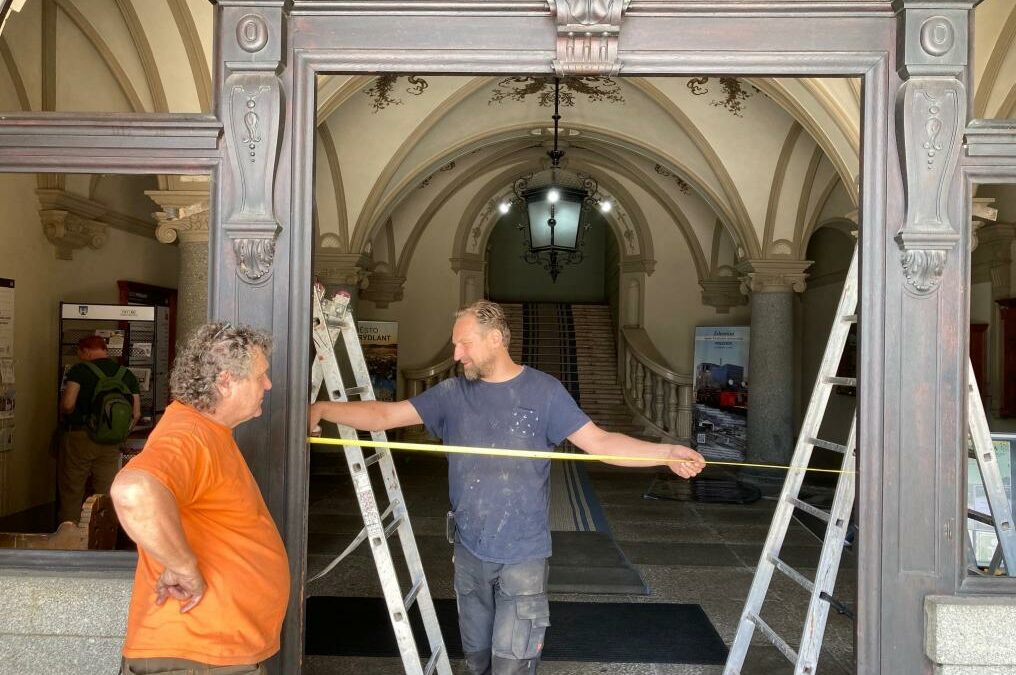 Troje historické dveře do frýdlantské radnice budou do října v péči restaurátorů