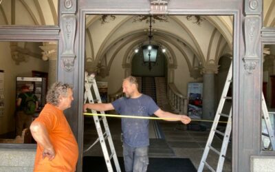 Troje historické dveře do frýdlantské radnice budou do října v péči restaurátorů