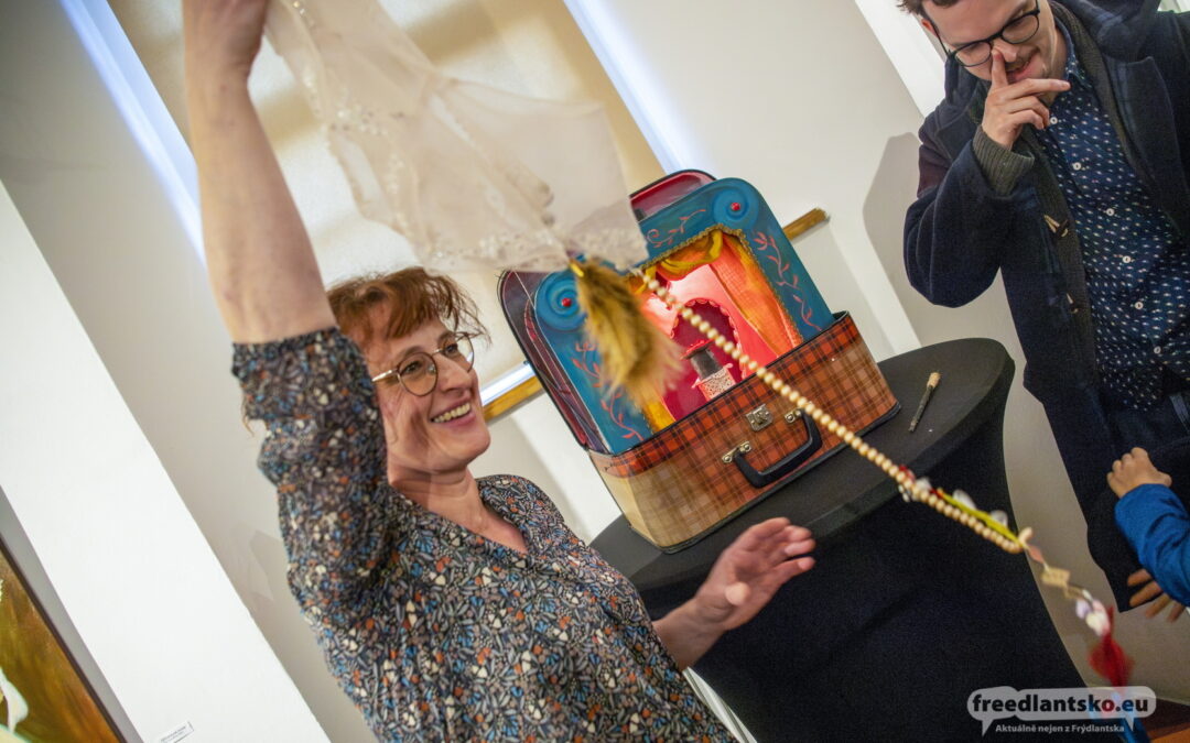 Fabulae / Příběhy – Marie Mrňávková vystavuje své textilní bytosti v hejnickém klášteře / Fotoreportáž