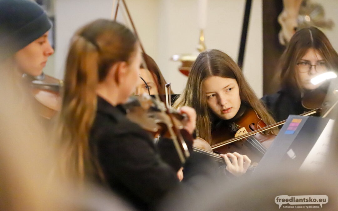 Adventní koncert v Hejnicích opět nadchnul zcela zaplněný chrám / Fotoreportáž 2025