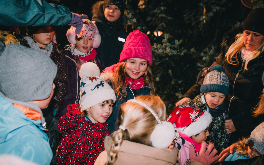 V Kunraticích se rozsvítil vánoční strom za zpěvu dětí / Fotoreportáž