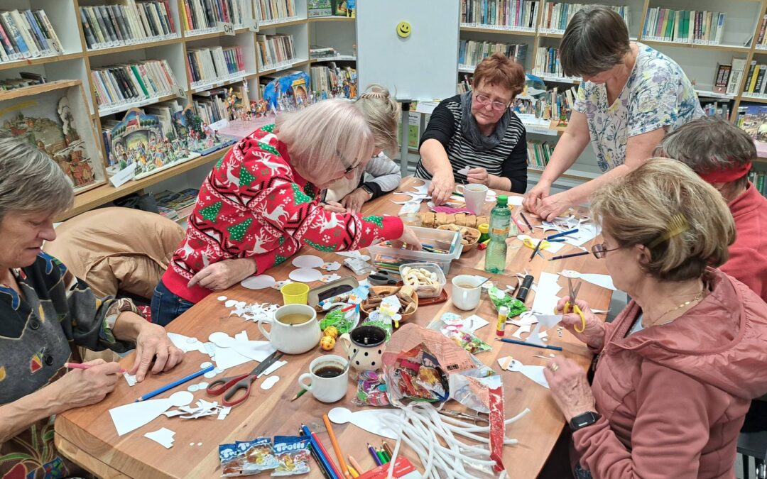 Seniorky v Oldřichově připravovaly dárky pro budoucí školáky