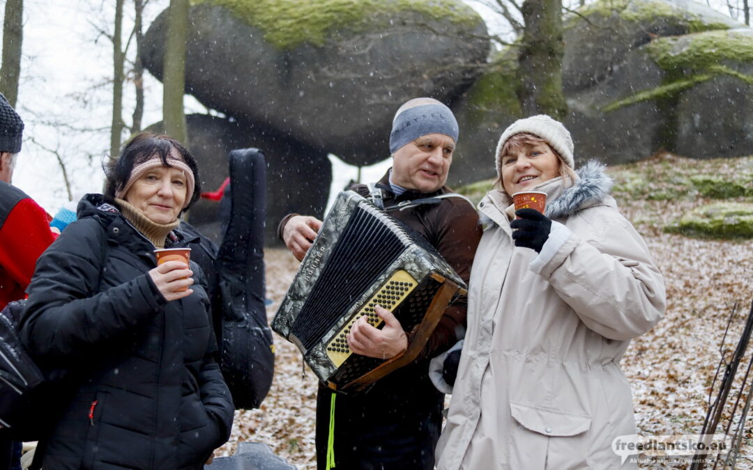 Rekordní silvestrovský výšlap na Pohanské kameny. Obec Višňová chystá Kamennou stezku / Fotoreportáž